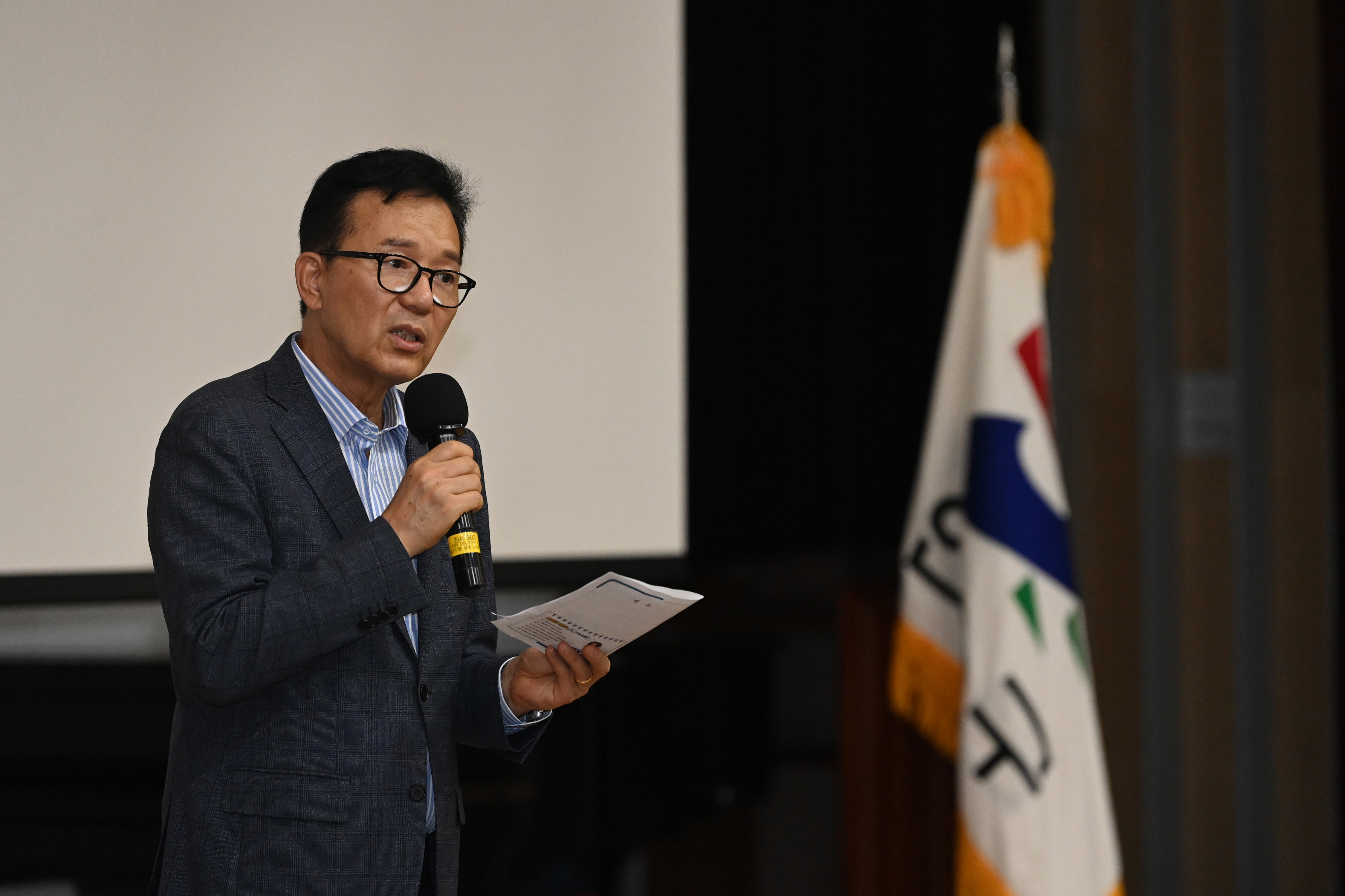 연수구는 지난 27일 연세대학교 국제캠퍼스 대강당에서 실습 중심 교육을 통해 자기주도 학습 환경을 조성하기 위한 부모와 아이가 함께하는 챗GPT 활용 공부비법 교육을 성황리에 마쳤다